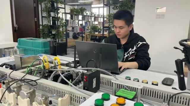 連摘三金！長寧代表隊在上海市第一屆職業技能大賽軟件開發賽項中表現搶眼